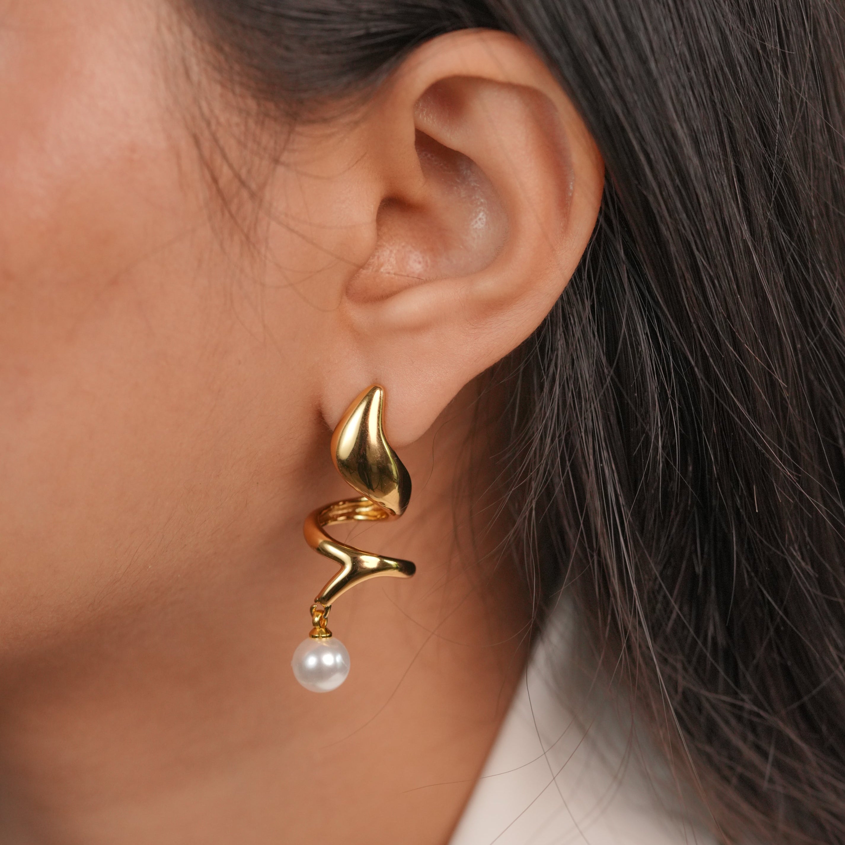Calla Pearl Earrings