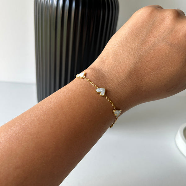 ENAMEL WHITE HEART BRACELET - 18K GOLD-PLATED